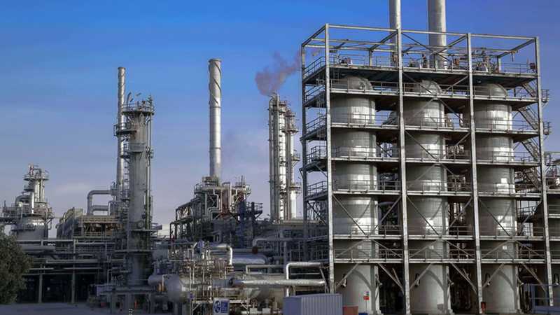 الكويت.. حريق بوحدات تشغيلية بمصفاة الأحمدي